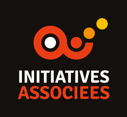 Logotype du groupement nommé initiatives associées, lettre a rouge, trois puces respectivement rouge, orange et jaune partent du creux de la boucle de la lettre a pour s'aligner en diagonale sur un axe de 45 degrès vers le haut à droite. le mot initiatives est en lettres capitales blanches et le mot associées se situent en dessous sur la même largeur toujours en lettres capitales et couleur rouge. Le tout se situe dans un carré noir. Une déclinaison existe sur fond blanc. Alors les lettres blanches deviennent noires.