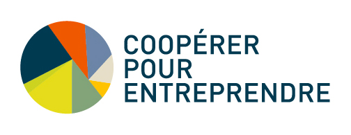 Logotype du réseau coopérer pour entreprendre. L'emblème représente un cercle découpé en quartier légèrement décalé de plusieurs couleurs : bleu nuit, rouge vermillon, bleu moyen, beige clair, orange, vert gris, jaune vert acide et vert acide. Les mots coopérer pour entreprendre sont disposés sur trois lignes à droite de l'emblème en capital dans une typo bâton nommé DIN.